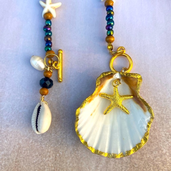Natural Shell Gilded in Gold Leaf with a Starfish-Freshwater Pearl Boho Necklace - Picture 3 of 8